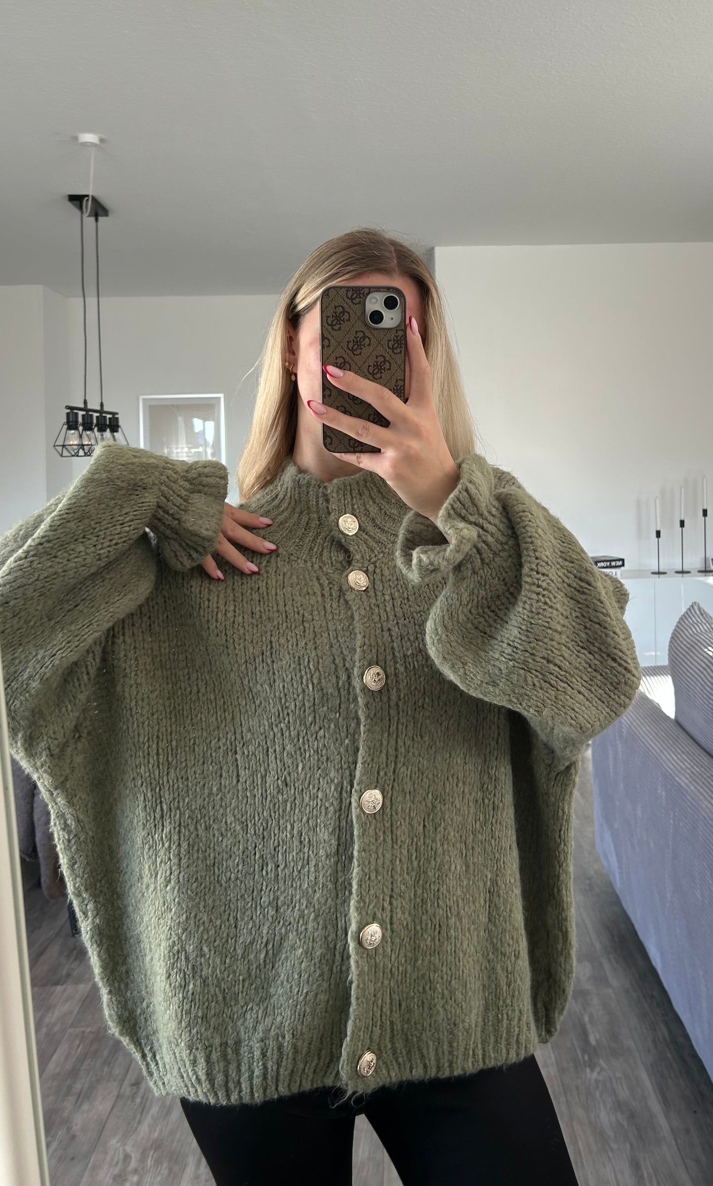 Oversize Knopf Cardigan Lia